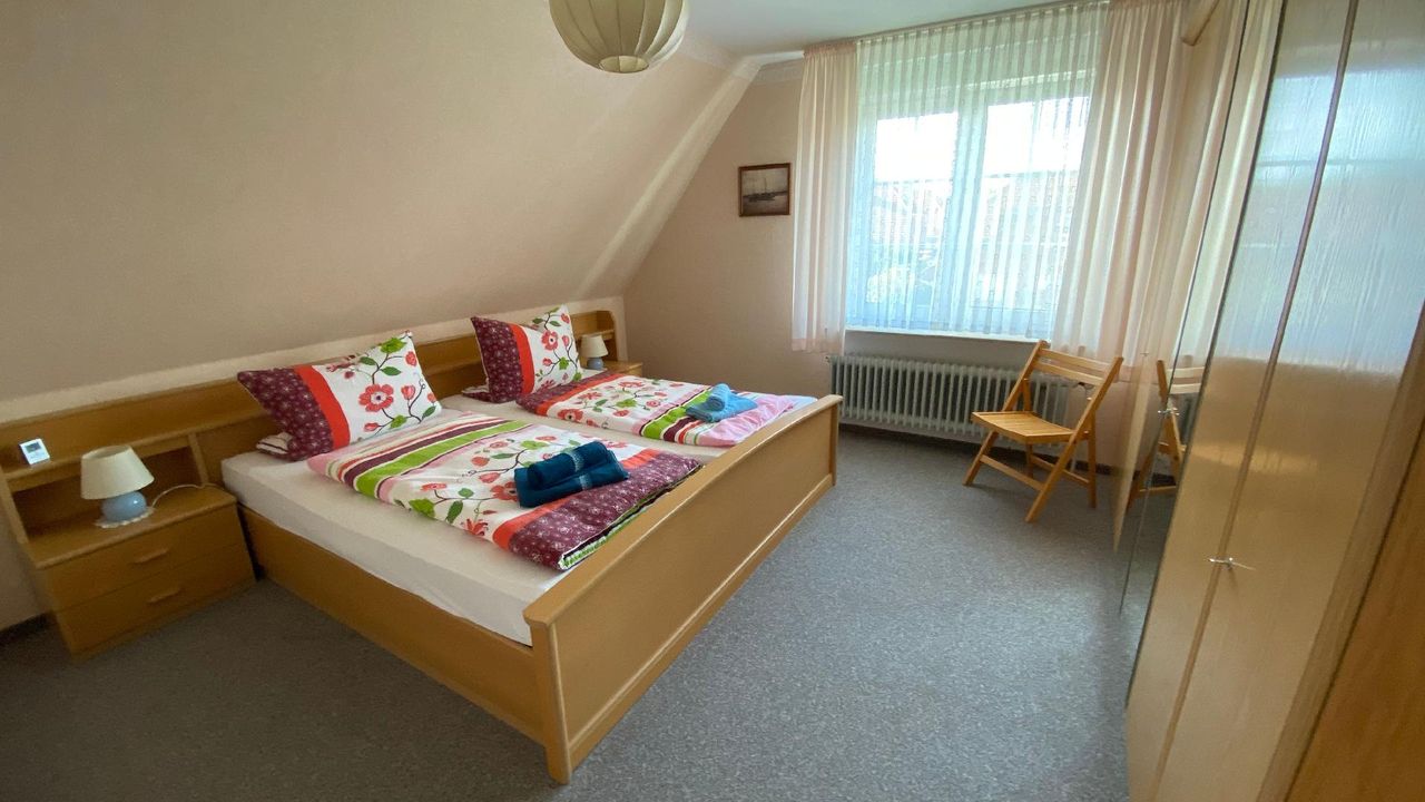 Schlafbereich. 1 Schlafzimmer mit Doppelbett und Schrank Schlafbereich. 1 Schlafzimmer mit Doppelbett und Schrank
